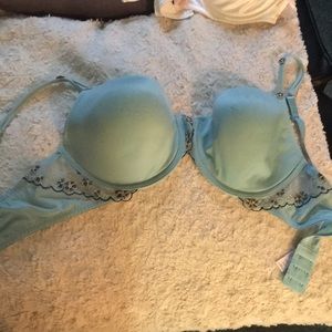 Never worn Victoria’s Secret bra 36D